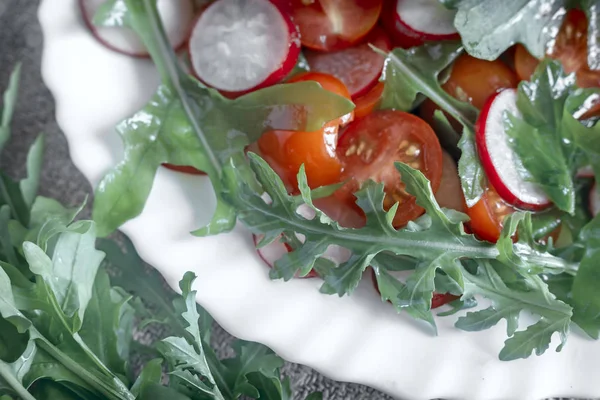 Beyaz Tabak Salata Turp Domates Roka Masanın Üzerinde Sunulan Yakın — Stok fotoğraf
