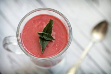 Olgun tatlı çilek ve yoğurt ile güler yüzlü