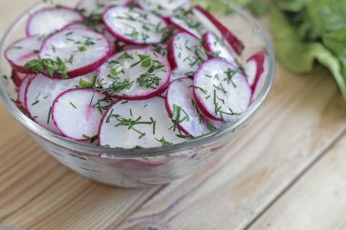 Salata turp ve yeşil roka için kesmek.