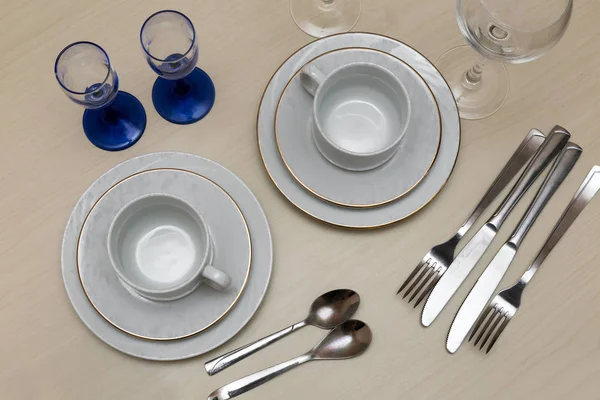 Conjunto de pratos na mesa para duas pessoas — Fotografia de Stock