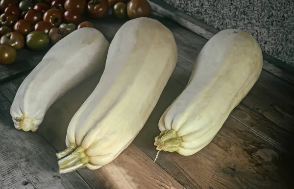 Zucchini und Tomaten auf einem Holztisch. — Stockfoto