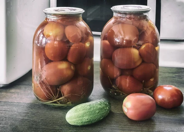 Konserverad mogna tomater i stora glasburkar. — Stockfoto