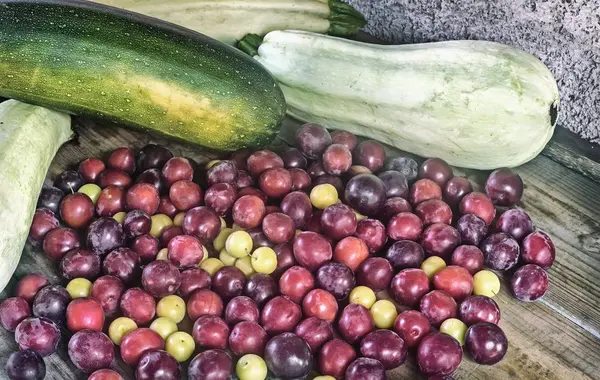 Trä Bordet Zucchini Och Mogna Gula Och Röda Plommon — Stockfoto