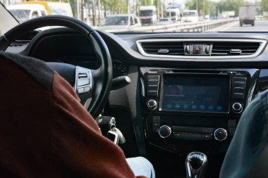 Direksiyon simidi ve kontrol cihazları ile araba iç iç