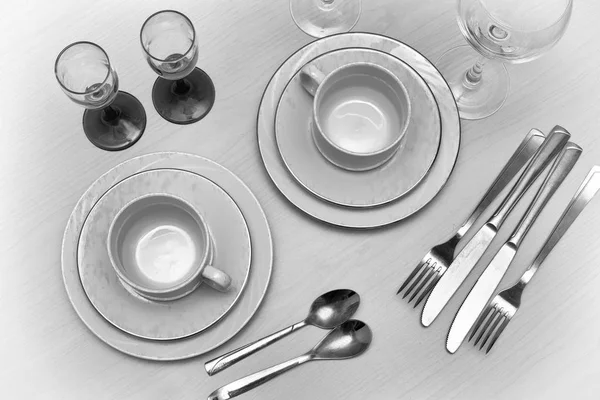 Στο Τραπέζι Δύο Κούπες Πιατάκια Ποτήρια Μαχαίρια Κουτάλια Πιρούνια Μια — Φωτογραφία Αρχείου