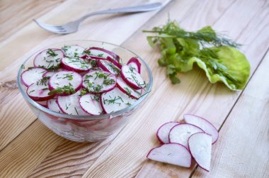 Salata turp ve yeşil roka için kesmek.