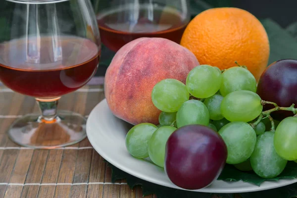 Csendélet: bor, pohár, és gyümölcs. — Stock Fotó