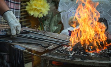 Fuarda küçük mobil ilkel demirhane.