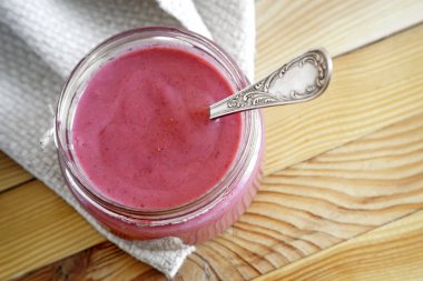 Bir peçete çilek yüzlü masada bir cam tabak içinde. Üstten görünüm.