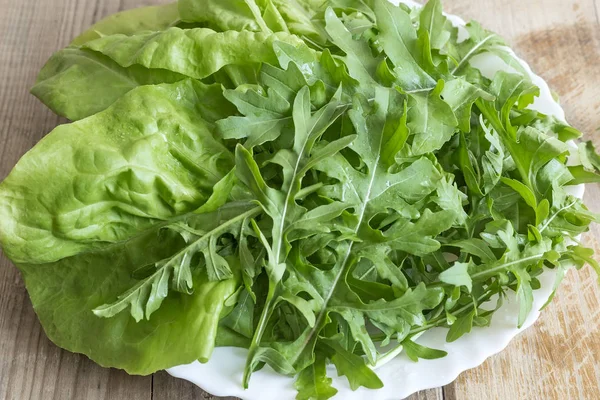 Foglie Rucola Fresca Verde Sul Tavolo Presentato Primo Piano — Foto Stock