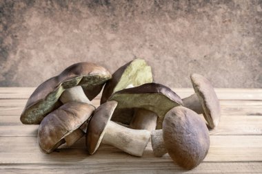 Taze mantar çörek ahşap bir masa üzerinde