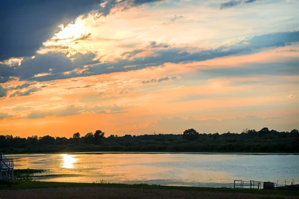 Paesaggio serale: tramonto su un piccolo fiume — Foto Stock
