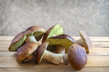 Taze mantar çörek ahşap bir masa üzerinde