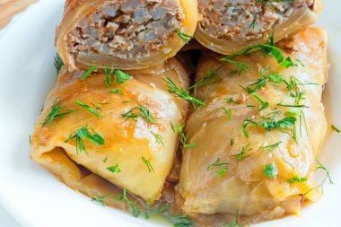 Kıyma ve pirinç ile doldurulmuş, beyaz bir tabaktabaktabaktabaktabaktabaktabaktabaktabaktabaktabaktabaktabaktabaktabaktabaktabaktabaktabaktabaktabaktabaktabakta servis edilir. Sunulan yakın çekim.