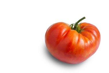 Beyaz bir arka plan kırmızı olgun büyük domates bir peduncle ile.