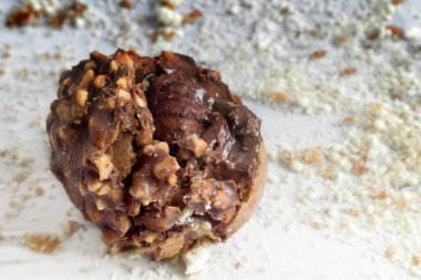 Tablo, lezzetli çikolata fındık ve krem içinde. Yakın çekim sunulan.