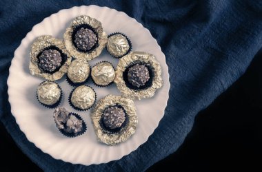 Altın folyo güzel bir paket çikolata şekerleme.