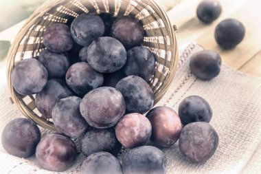 Hasır sepette olgun erikler.