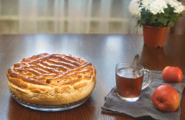 Yemek masasında nefis ev yapımı kek..