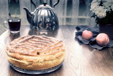 Yemek masasında nefis ev yapımı kek..