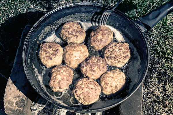 Cutlets fried in a pan over a fire. — Stock Photo, Image