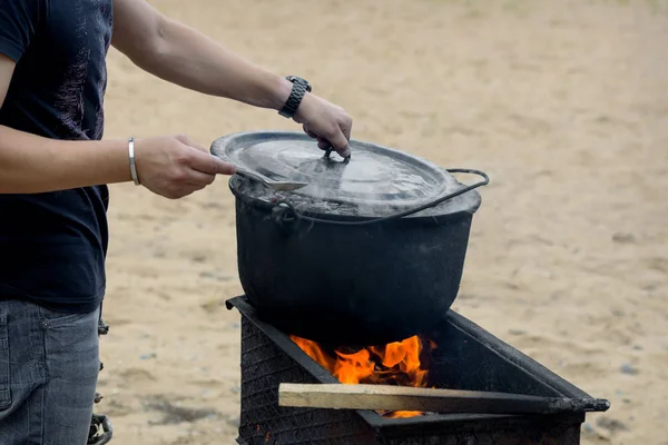 Na panela no fogo preparando comida . — Fotografia de Stock