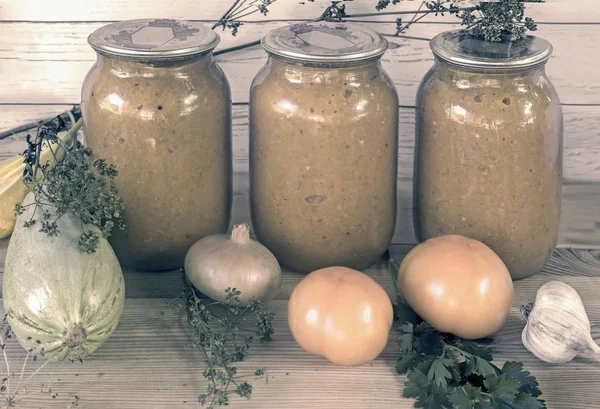 Caviar de calabaza enlatado con verduras en frascos de vidrio . —  Fotos de Stock