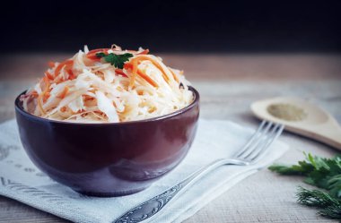 Seramik bardakta havuçlu lahana turşusu..