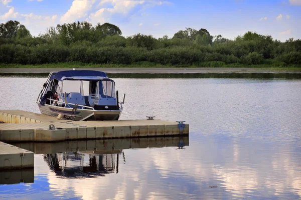 Barco pequeño en el muelle en el río . — Foto de Stock