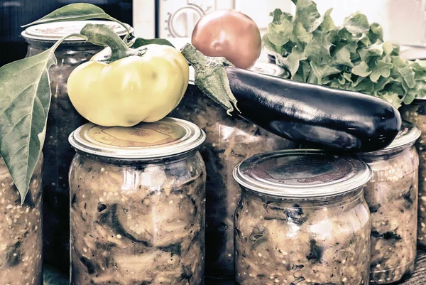 Casa enlatamento: legumes enlatados em frascos de vidro . — Fotografia de Stock