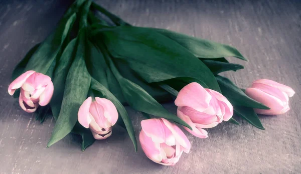 テーブルの上のピンクのチューリップの花束 — ストック写真