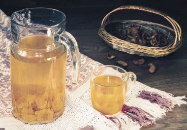 Bir sürahi ve bardak olgun Kayısı Kompostosu.