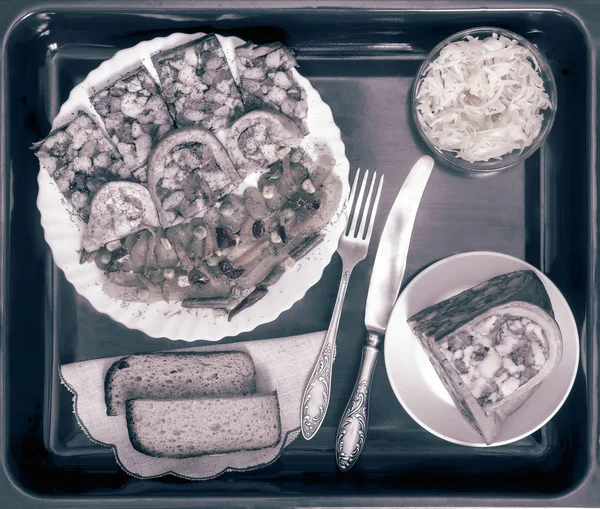 Saltison: 다양 한 야채와 함께 맛 있는 고기 전채. — 스톡 사진