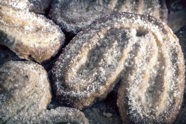 Lezzetli kurabiyeler masada. Sunulan yakın çekim.