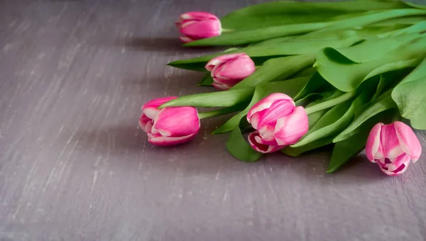 Bukett med rosa tulpaner på bordet — Stockfoto