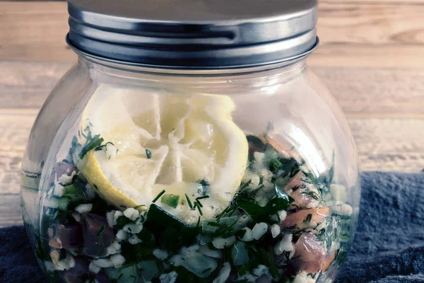 Ensalada Tabule - un plato común de la cocina árabe. —  Fotos de Stock