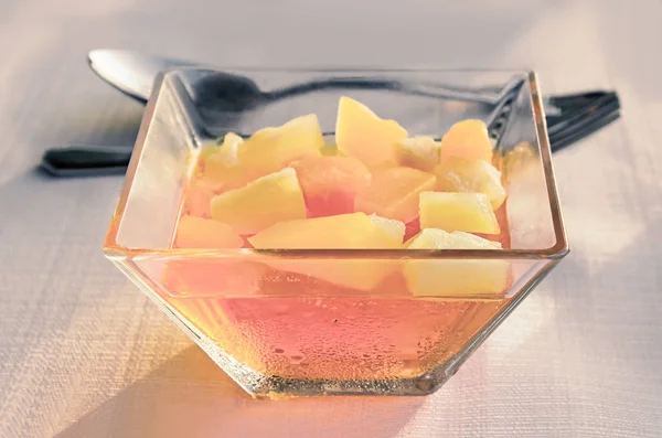 Επιδόρπιο: κομματάκια φρούτων σε ένα σιρόπι ζάχαρης. — Φωτογραφία Αρχείου