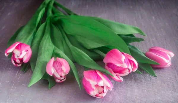 テーブルの上のピンクのチューリップの花束 — ストック写真