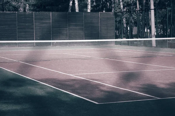 Большой летний теннисный корт в парке . — стоковое фото