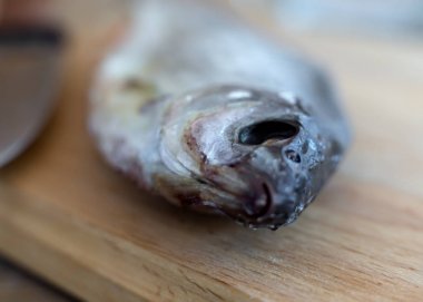 Kesme Tahtası üzerinde masada kurutulmuş hamamböceği.