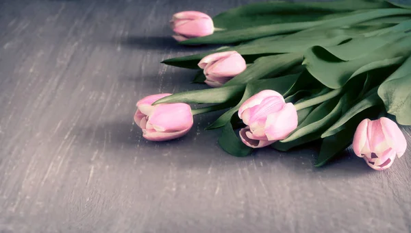 Букет розовых тюльпанов на столе — стоковое фото