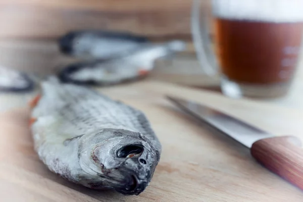 Dried roach on the table on the cutting Board and beer — Stock Photo, Image