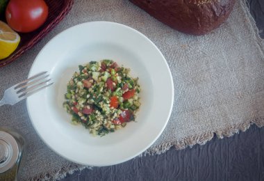 Arap mutfağı: bulgur gevrekleri ile popüler sebze salatası.