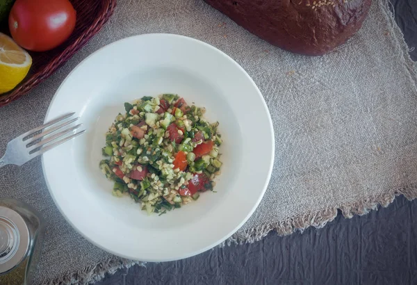 Арабская кухня: популярный овощной салат с булгуром . — стоковое фото