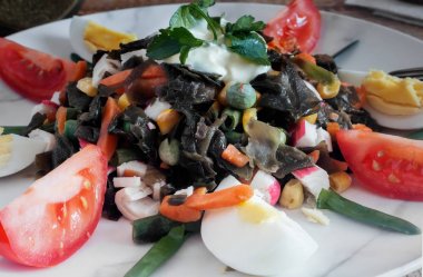 Yumurta ve sebze ile yosun salatası Kelp