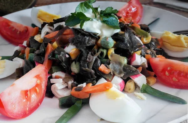 Seaweed salad kelp with egg and vegetables — Stock Photo, Image