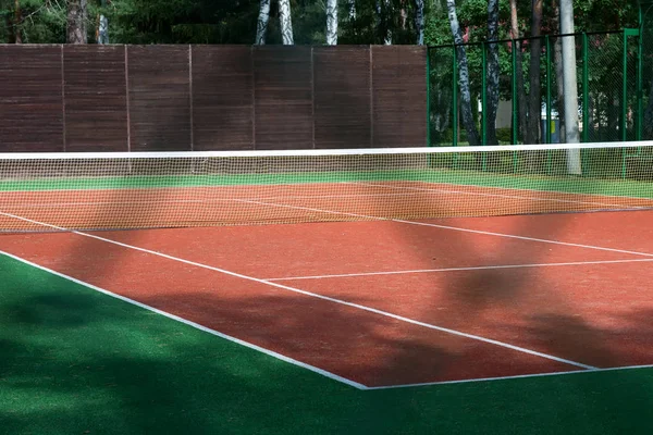 Grand court de tennis d'été dans le parc . — Photo