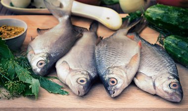 Balık ve onun hazırlanması için bileşenler: sebze, baharat, par