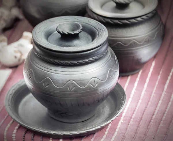 Vajilla de cerámica hecha a mano se vende en la feria — Foto de Stock