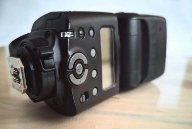 Kamera aksesuarları: modern kamera flaş. Sunulan yakın çekim.